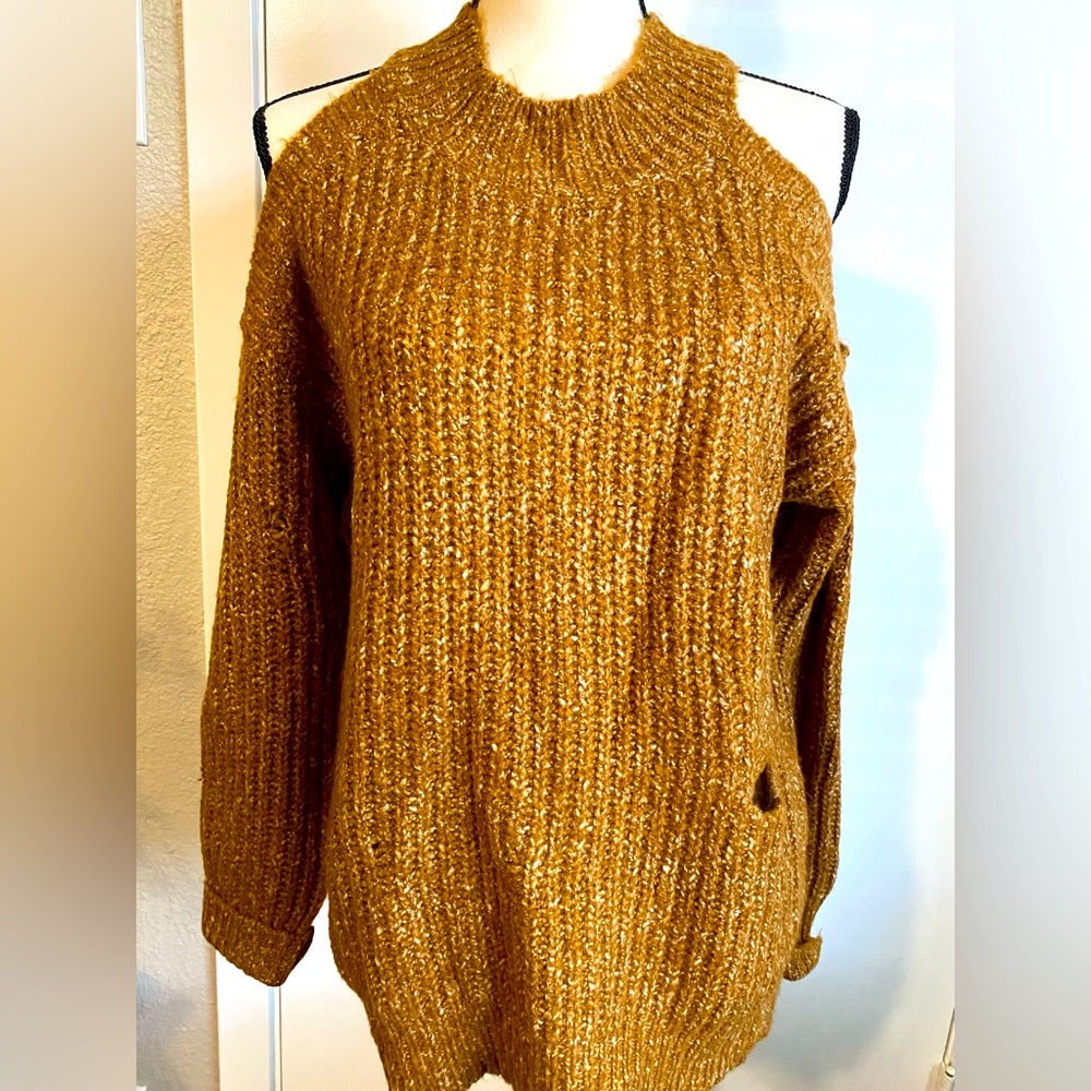 NWT SOFT Cold Shoulder Distressed Sweater. Nice stretch! Beautiful 🤩